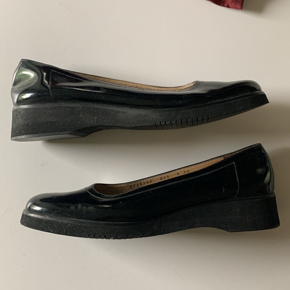 Salvatore Ferragamo Almond Toe Flats - Picture 4 of 9